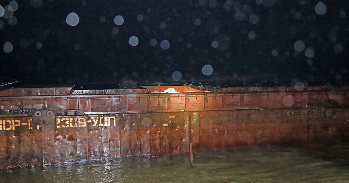 В Чорному морі потрапив в аварію буксир, який тягнув баржу контрабанди з РФ - активісти