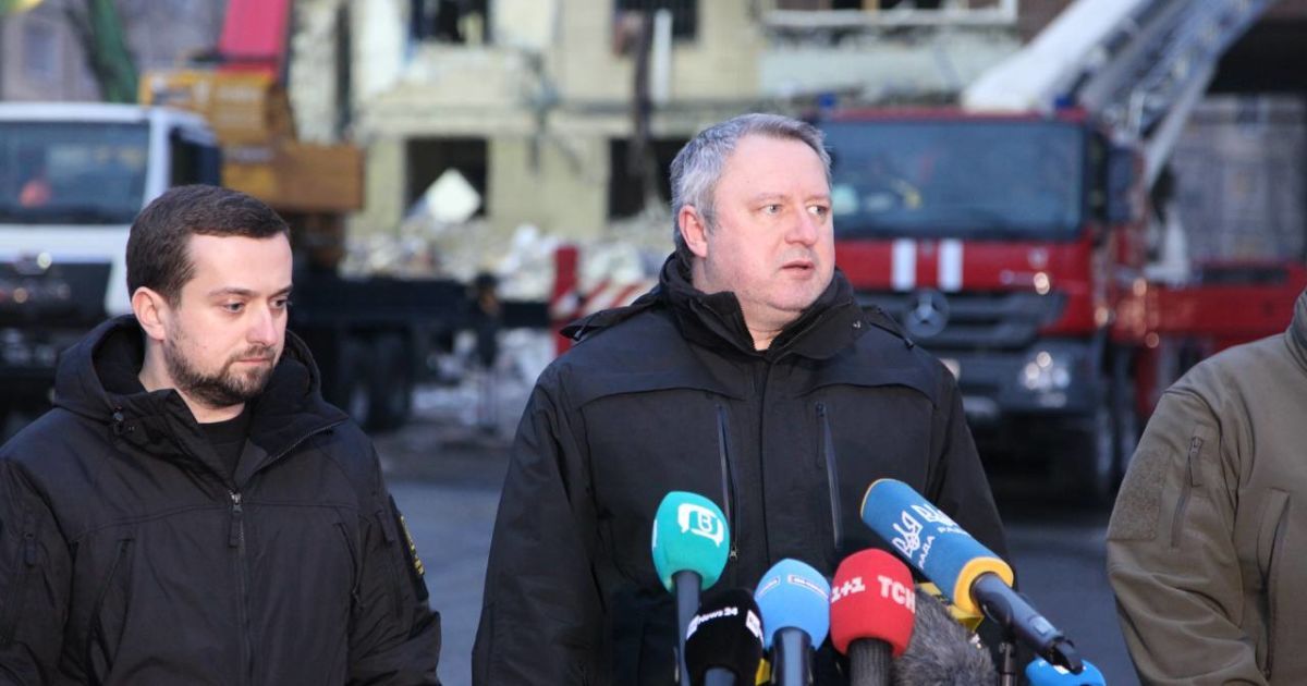 Генеральный прокурор Андрей Костин и заместитель Руководителя Офиса Президента Украины Кирилл Тимошенко осмотрели место ракетных обстрелов дома в Днепре