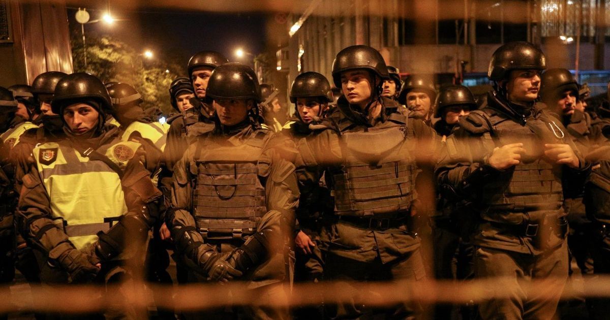 К Раде свезли нацгвардейцев из нескольких городов Украины