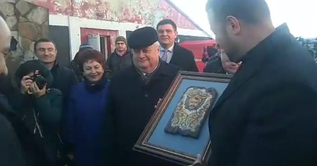 Пшонка-стайл. Павелко получил от президента "Вереса" оберег со своим изображением