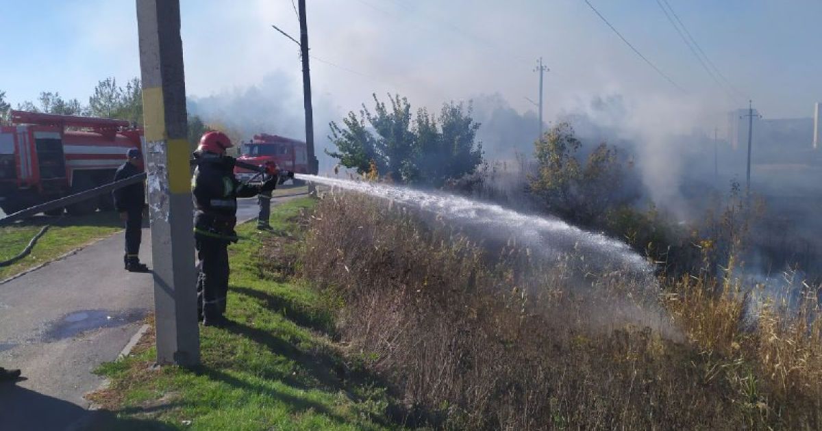 В Балаклее горело более 4 га сухостоя: полиция ищет поджигателя