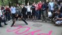 Димова завіса, гучна музика та обмальовані стіни. У Києві пікетують офіс телеканалу NewsOne