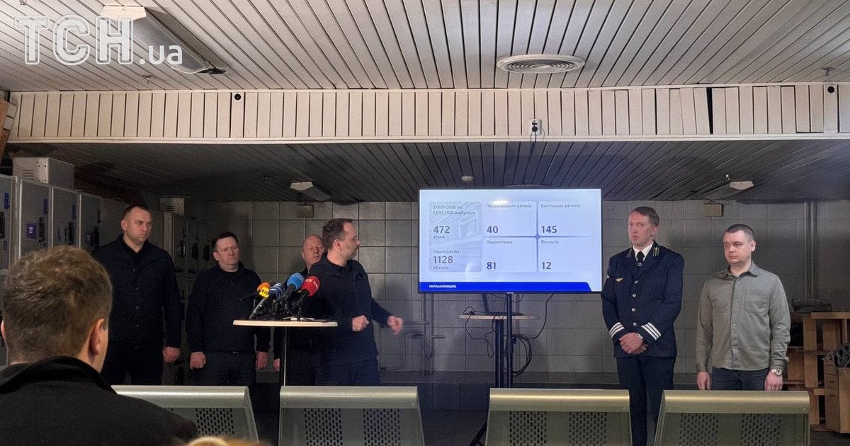 Пресконференція проходить в укритті центрального вокзалу. На брифінгу були присутні керівник "Укрзалізниці" та залізничники