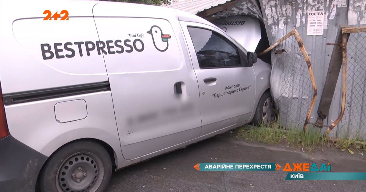 Два автомобиля не поделили дорогу на перекрестке: одно авто влетело в гараж