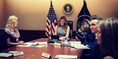 У сірій сукні і з макіяжем смокі-айс: Меланія Трамп провела віртуальний круглий стіл