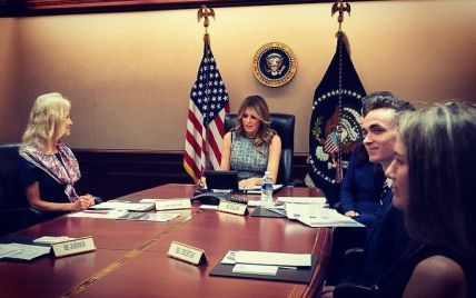 У сірій сукні і з макіяжем смокі-айс: Меланія Трамп провела віртуальний круглий стіл