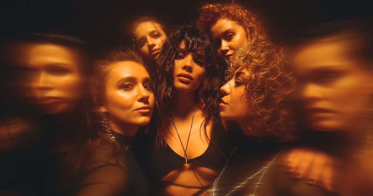 Michelle Andrade в откровенном топе дерзко потанцевала в новом видео: "It's me b*tch!"