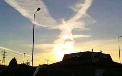 Архістратиг Михаїл: містяни опублікували фото незвичайних явищ в небі над Києвом
