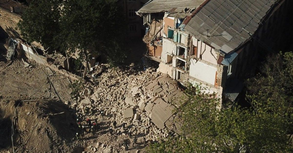 В Одессе приостановили разбирать руины дома из-за угрозы нового обвала