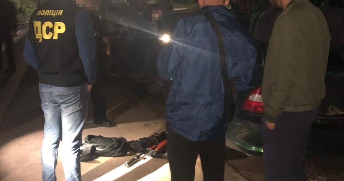 В Івано-Франківську патрульні випадково зупинили двох чоловіків, які їхали вбивати місцевого підприємця