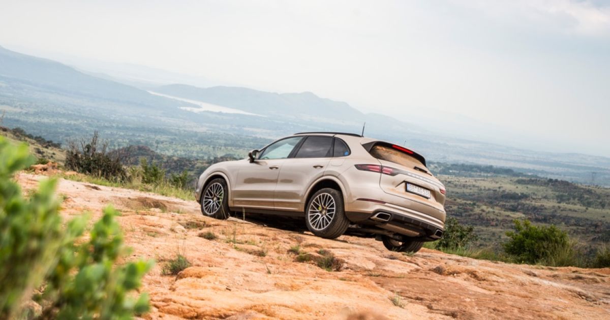 Гибридный Porsche Cayenne гоняют по миру