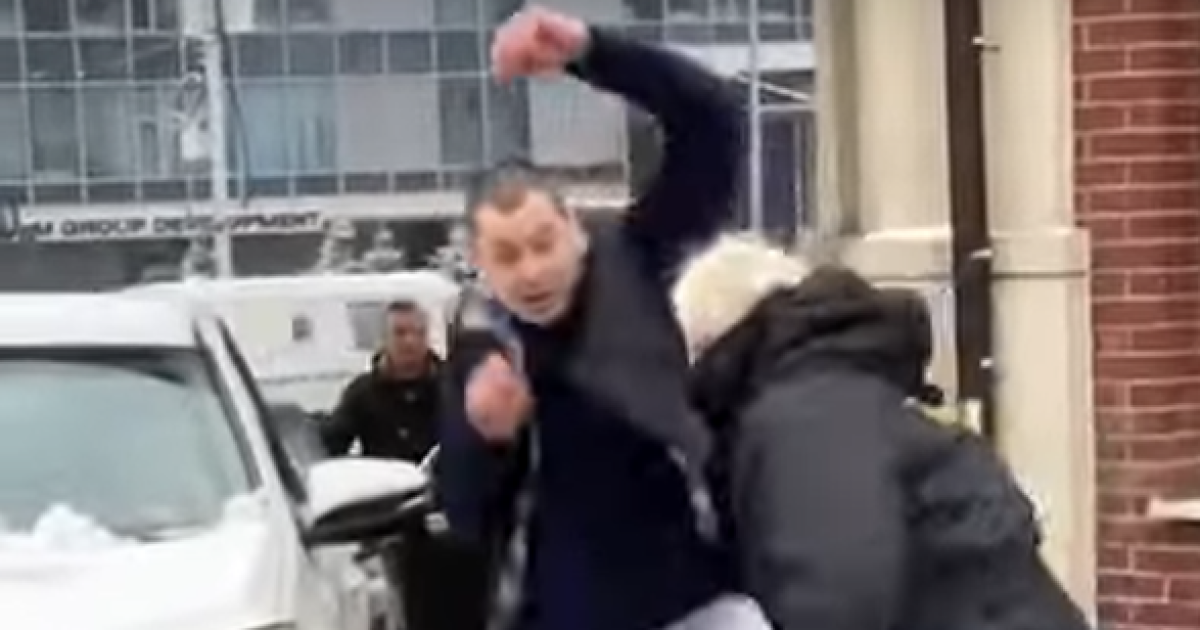 Сломал руку металлической палкой: полиция Киева расследует избиение адвоката охранником Александровской больницы