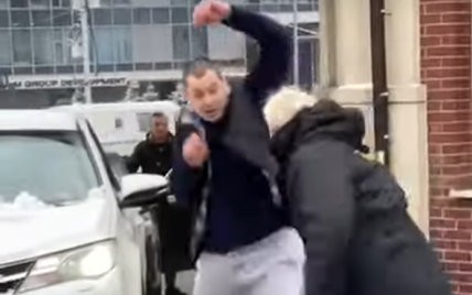Сломал руку металлической палкой: полиция Киева расследует избиение адвоката охранником Александровской больницы