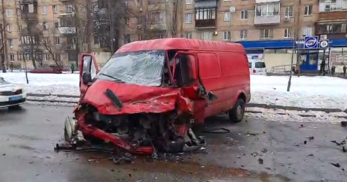 У Києві водій буса вилетів на зустрічну смугу, влетів у дерево та врізався у фуру