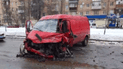 У Києві водій буса вилетів на зустрічну смугу, влетів у дерево та врізався у фуру