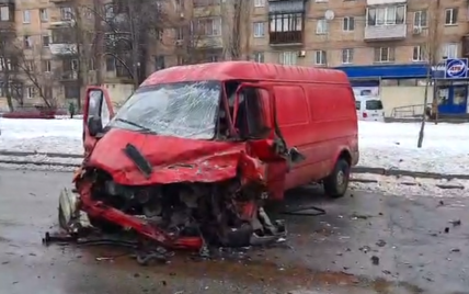 В Киеве водитель буса вылетел на встречную полосу, влетел в дерево и врезался в фуру