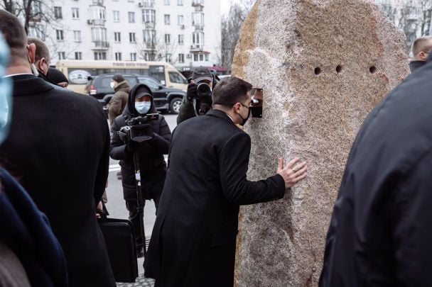 Церемонія відкриття інсталяції "Погляд у минуле", яка присвячена Міжнародному дню пам'яті жертв Голокосту