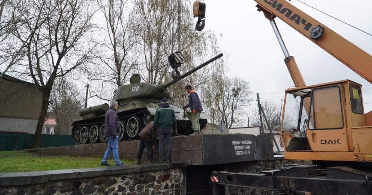 "Почему этот танк стоит": на Волыни демонтировали памятник советским танкистам