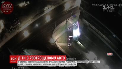 После ДТП водитель джипа скрылся, оставив двух своих детей в машине