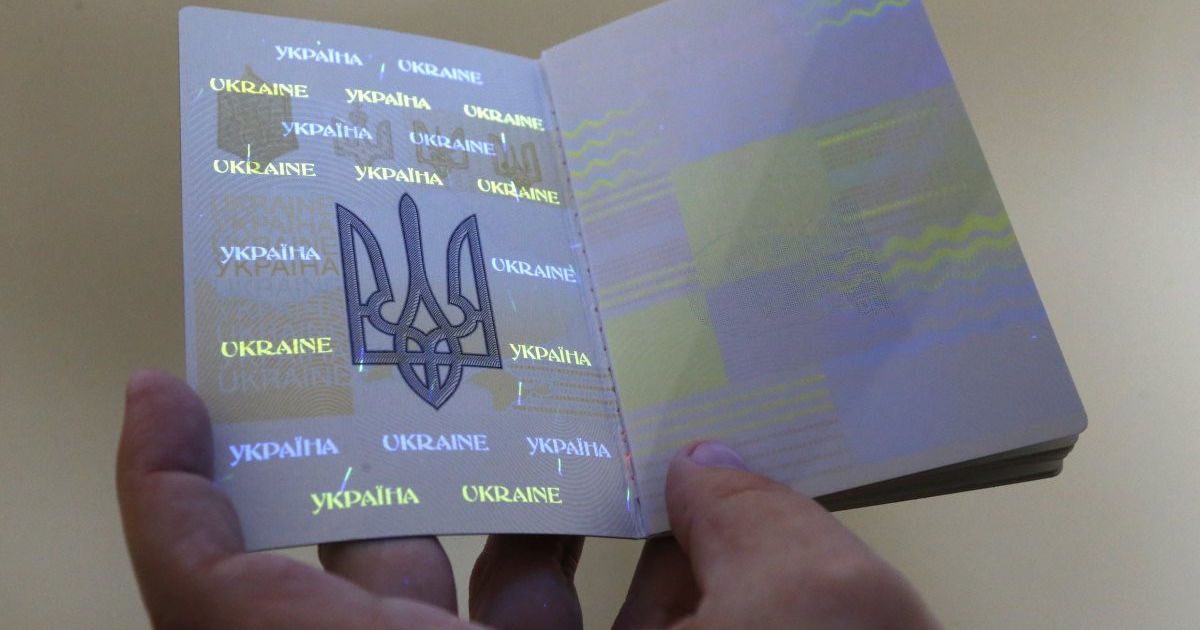 Ажіотаж подолано: в Україні більше немає черг за закордонними паспортами