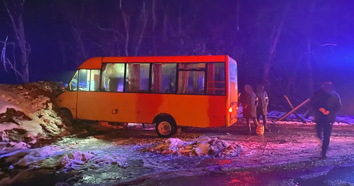 Под Черниговом маршрутка врезалась в бетонный блокпост: много пострадавших (фото)