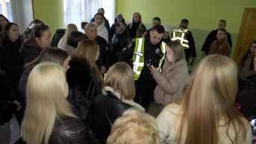 Кричала на дітей та змушувала їх присідати - поліцейську покарали через скандал з дітьми!