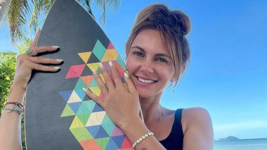 На пляжі оскаженіла росіянка відкусила британці шматок пальця: що так розізлило жінку (фото 18+)