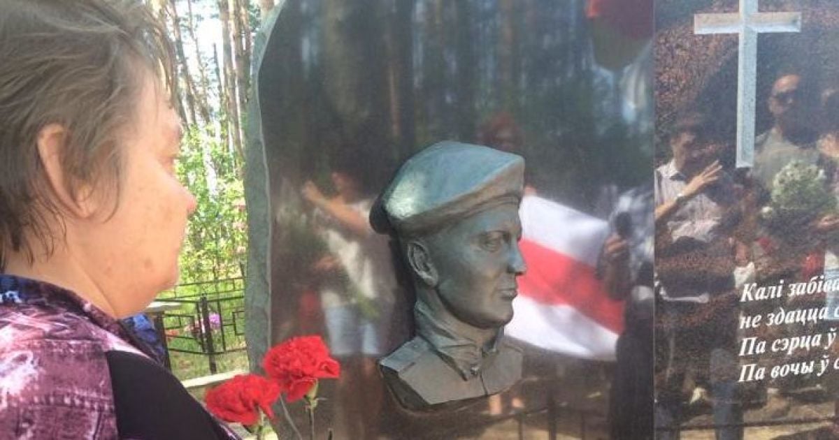 Ніна Жизневська на відкритті пам'ятника сину у Білорусі. Архівне фото