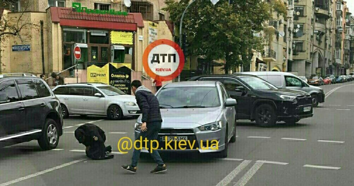 Переходив дорогу: у Києві водій легковика наїхав на пішохода (фото)