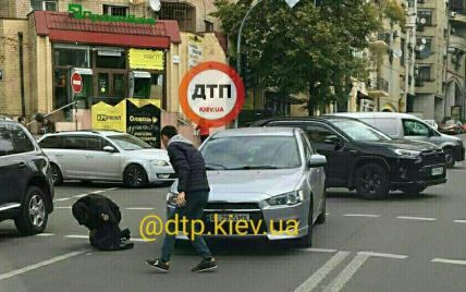 Переходил дорогу: в Киеве водитель легковушки наехал на пешехода (фото)
