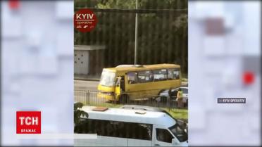 Новости Украины: в Киеве на Броварском проспекте маршрутка не разминулась с легковушкой