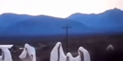 Американець виявив моторошні фігурки в плащах у місті-примарі поблизу Долини Смерті: що це було насправді