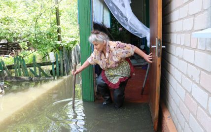 По колено в воде: в Днепре дождь затопил почти полсотни жилых домов