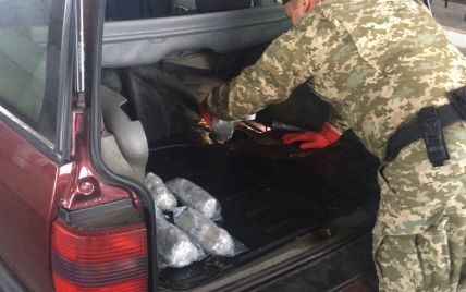 Пес-прикордонник виявив понад 20 кг наркотиків на пункті пропуску до РФ