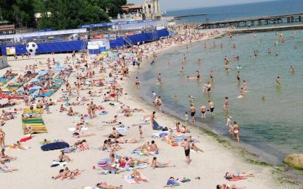 Аншлаг на всіх пляжах: в Одесу та область попри карантин з'їхалися десятки тисяч відпочивальників