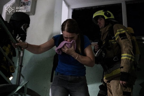 Спасатели выводили людей из домов