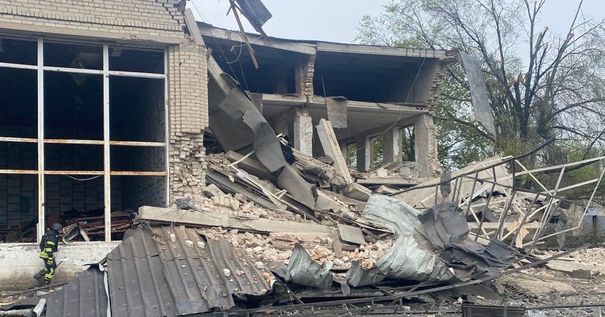 Наслідки авіаудару по Новомиколаївці