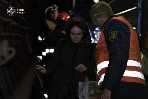 Евакуація людей з заблокованих поїздів метро / © ДСНС
