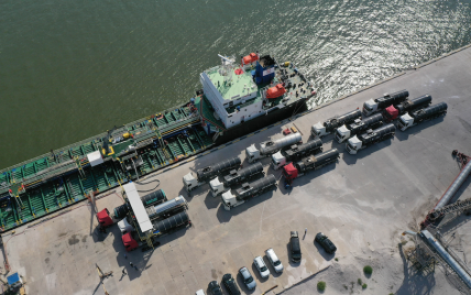 Первая в истории партия битума для "Великого будівництва" доставлена танкером в порт Очаков из Греции