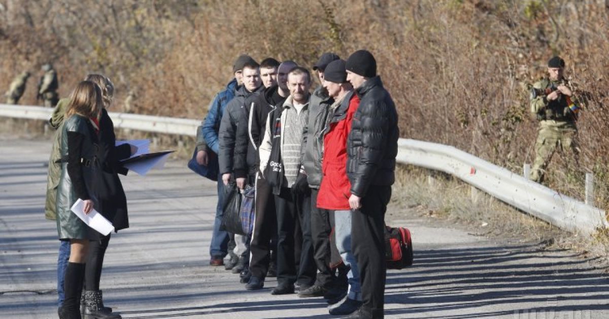 Бойовики звільнили дев'ять українців в обмін на 11 своїх поплічників. / © УНІАН