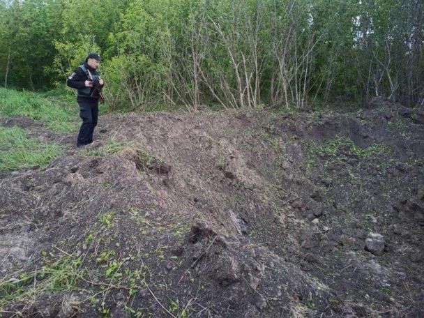 В Киевской области полицейские обнаружили воронку после вражеского обстрела утром 9 мая. / © Андрей Небитов