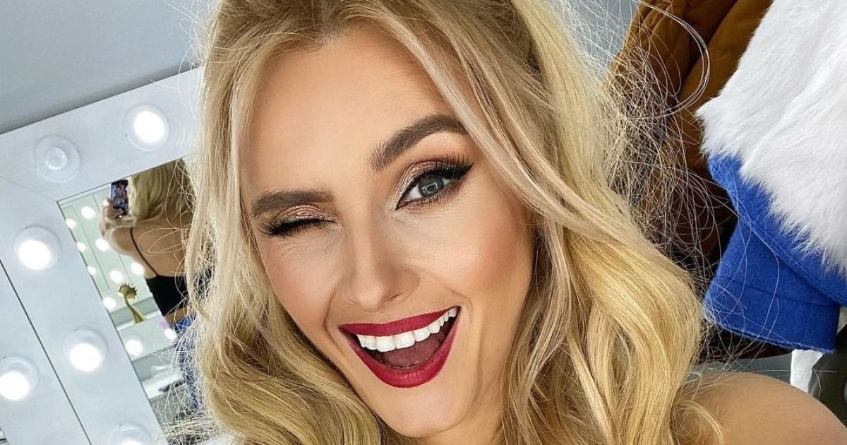 Игривая Ирина Федишин посветила обнаженными ножками на фоне елки из бревен