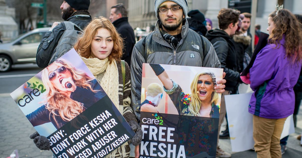 Kesha под стенами суда поддержали поклонники / © Getty Images