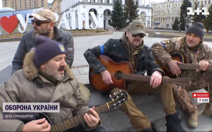 На Майдані рокери, які захищають Київ в складі тероборони, відіграли живий концерт: доспівували під завивання сирени
