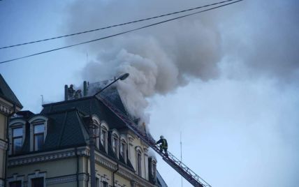 У центрі Києва внаслідок обстрілу окупантів загорілась покрівля адміністративної будівлі - ДСНС