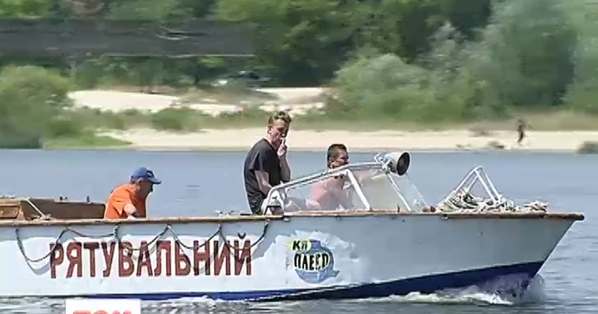 Люди спасаются от жары у воды