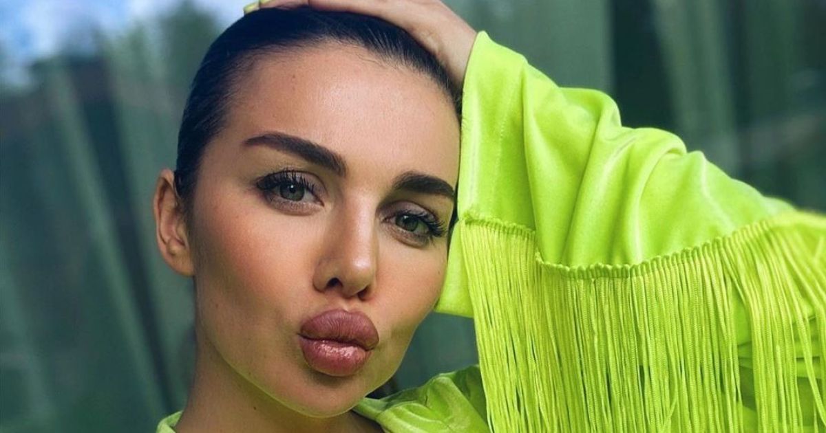 Анна Седокова засветила пышную грудь