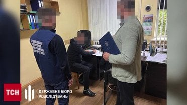 Один лупил подчиненного, а другой - все снимал!