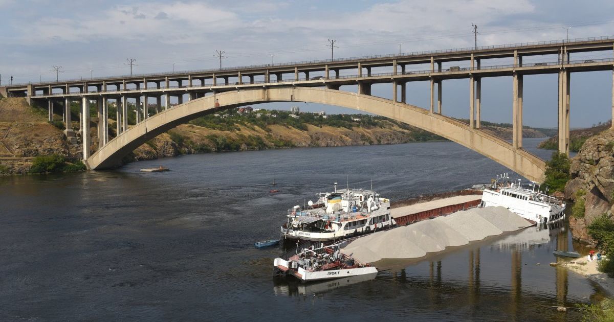 корабель сів на мілину_2 / © УНІАН