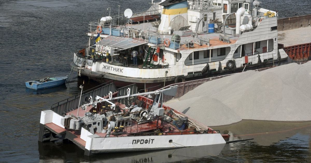 корабель сів на мілину_3 / © УНІАН